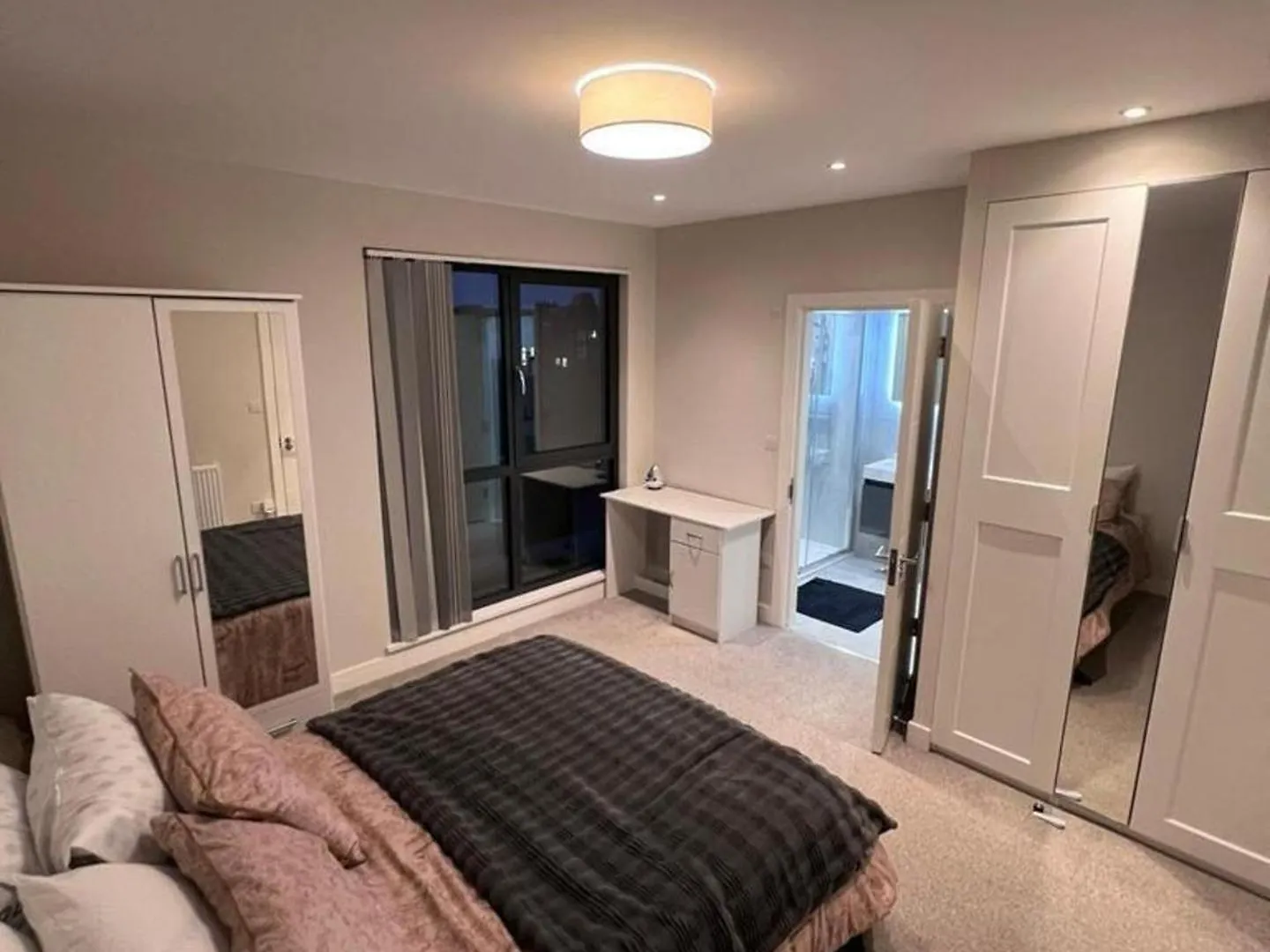 3Br-3Bath-Central London-Parking-Petsok-Fireplace London