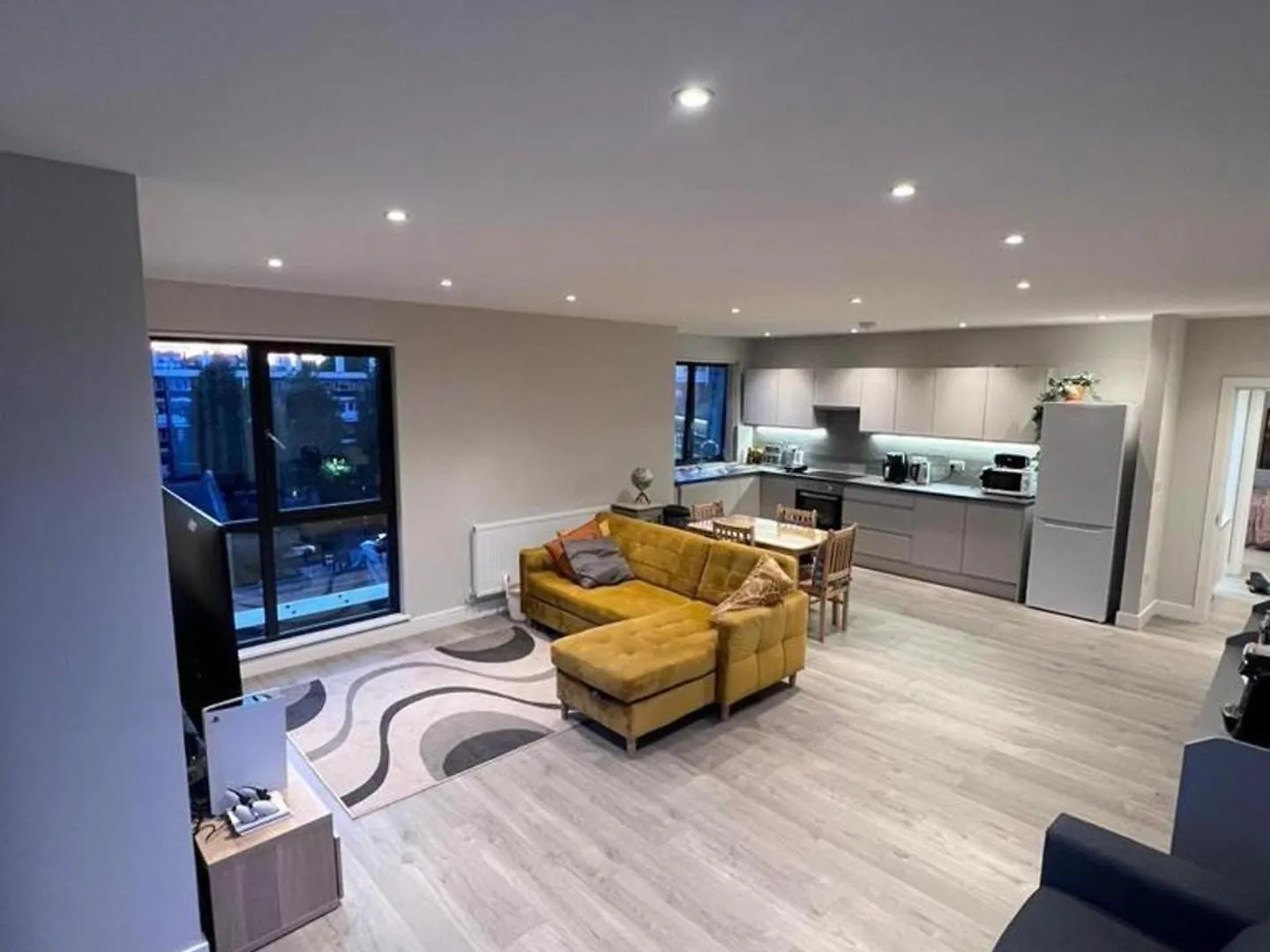 3Br-3Bath-Central London-Parking-Petsok-Fireplace location